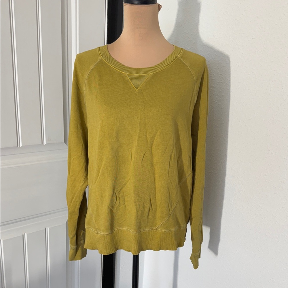 NWOT Lightweight Crewneck Sweatshirt in Olive mustard Green